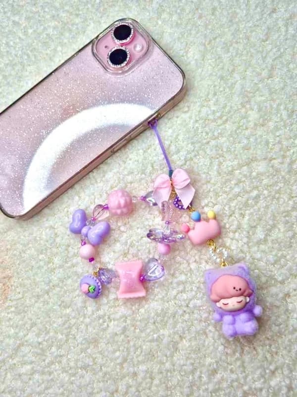 Dimoo — violet & rose — bijou de téléphone fait main