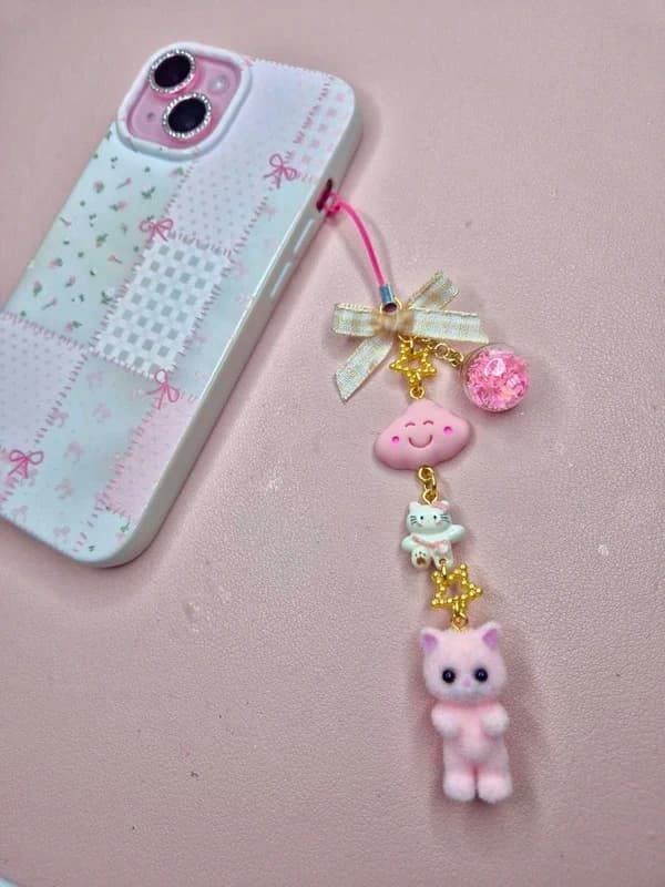Chat rose — étoiles & nuages — bijou de téléphone fait main
