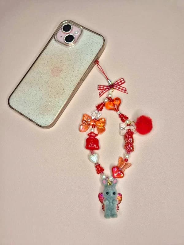 Lapin rouge — Fairy Chain — bijou de téléphone fait main